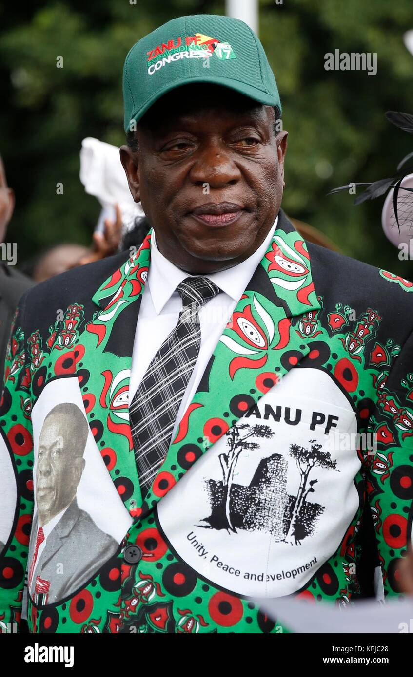 Harare, Zimbabwe. Le 15 décembre, 2017. Le Président du Zimbabwe, Emmerson Mnangagwa arrive pour présider un congrès extra ordinaire du conseil d'parti ZANU-PF à Harare, Zimbabwe, le 15 décembre 2017. Le Président du Zimbabwe, Emmerson Mnangagwa le vendredi a ouvert la journée de l'utilisation des congrès ordinaire de l'parti ZANU-PF et a promis d'être un président d'une organisation, non raciale au Zimbabwe. Le congrès du parti a approuvé Mnangagwa comme le chef du parti et candidat à la présidence pour l'élection 2018. Credit : Shaun Jusa/Xinhua/Alamy Live News Banque D'Images