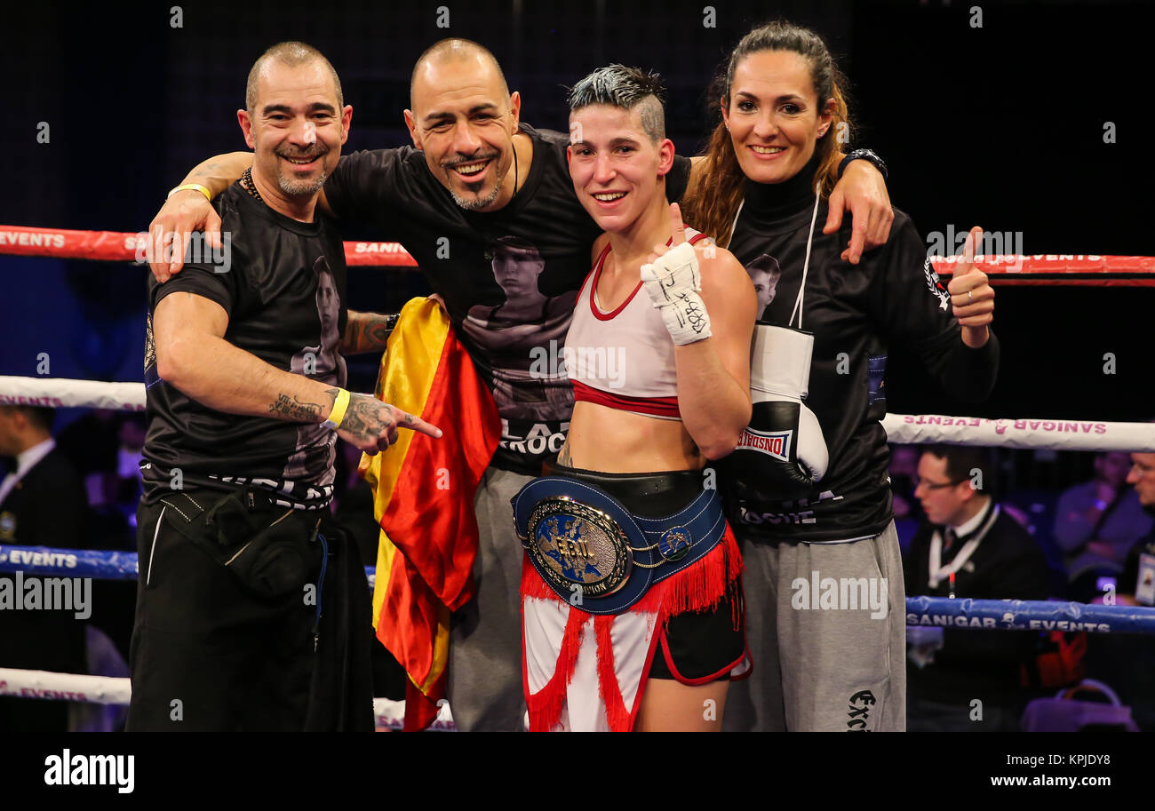 Centre de loisirs de CAE Bryn gloch Tydfil. Merther 15 Décembre, 2017.. Événements Saniga Boxe, 'en jeu' Ashley Brace, Pays de Galles v Melania Sorroche, Espagne Vacant EBU poids coq femelle renfort Titre en noir/or short lutte d'abord décerné à Sorroche, mais a déclaré un tirage après calcul Crédit : Huw Fairclough/Alamy Live News Banque D'Images