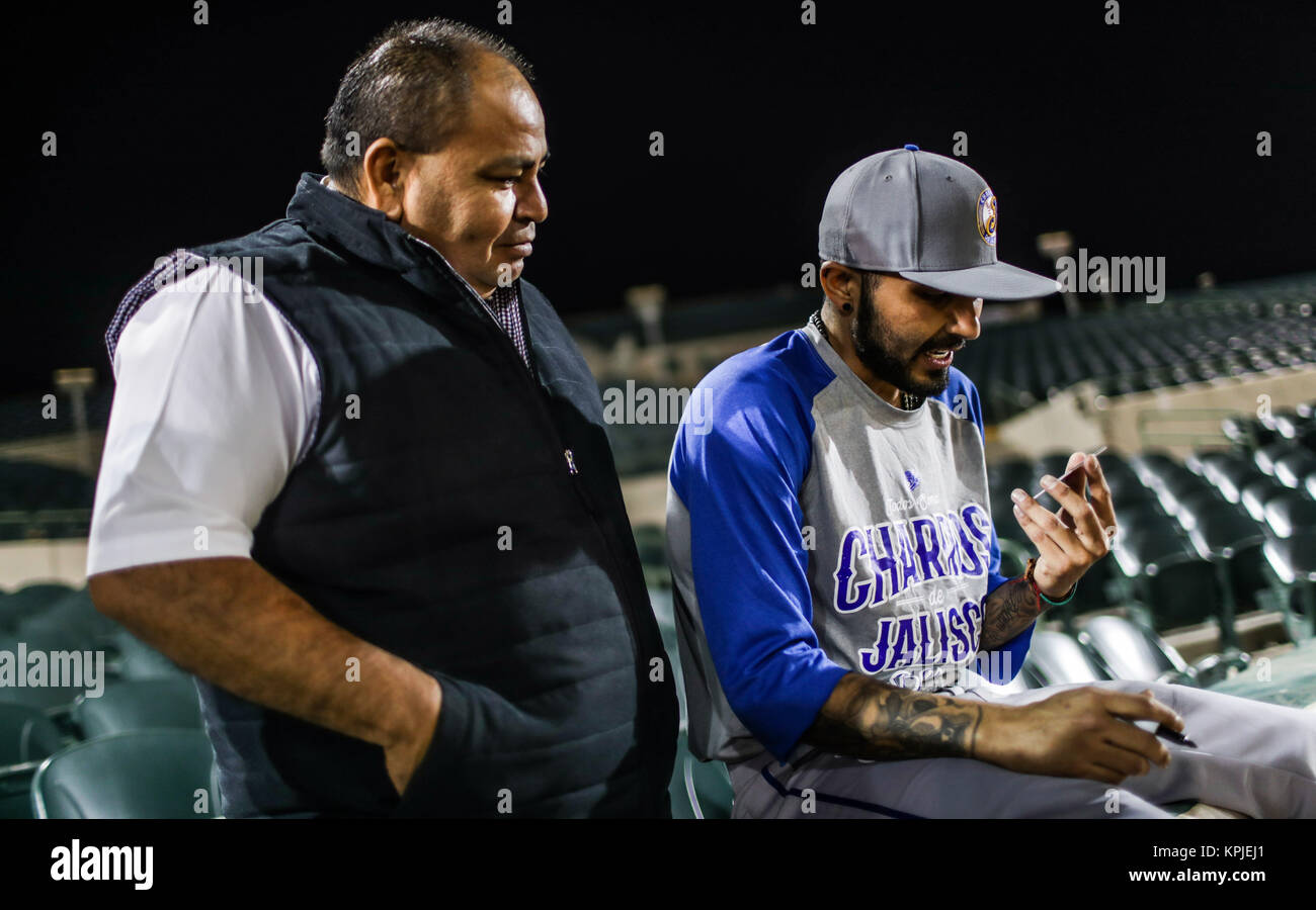 Sergio Romo pitcher de la Major League Baseball et joueur de l'Charros de Jalisco, avant le deuxième match de baseball de la Ligue Mexicaine du Pacifique et mexicain de baseball. Premier match de la série entre les charros de Jalisco vs Naranjeros de Hermosillo. Romo a signé l'autographe au cours de la formation, a plaisanté et a pris des photos avec les fans au stade de Sonora. Hermosillo, Sonora, Mexique au 15 décembre 2017. (Photo : Luis Gutierrez /NortePhoto.com) Banque D'Images