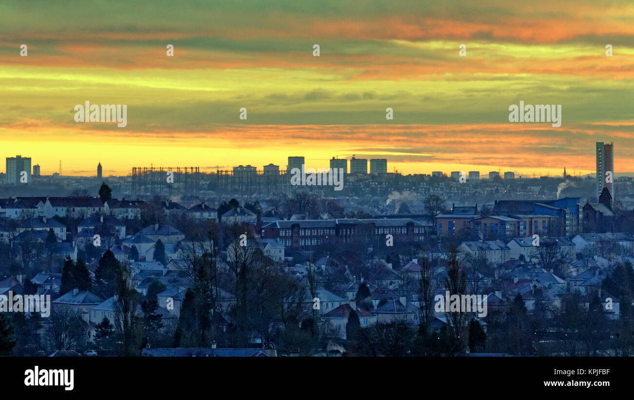 Glasgow, Scotland, UK 16 décembre. Météo:temps de gel la nuit du ciel vide provoque le lever du soleil et d'orange sur le voile blanc hiver knightswood west end . Credit : Gérard ferry/Alamy Live News Banque D'Images