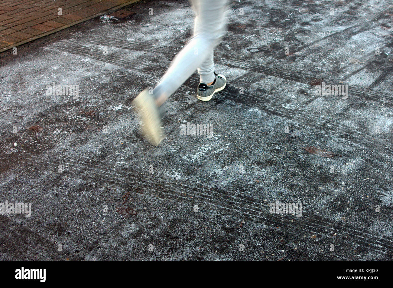 Glasgow, Scotland, UK 16 décembre. Météo France : des températures de congélation causant la glace aux pieds de remplir l'accident A&E admissions pour glisse et tombe au ministères des hôpitaux de la région. Gerard crédit Ferry/Alamy news Banque D'Images