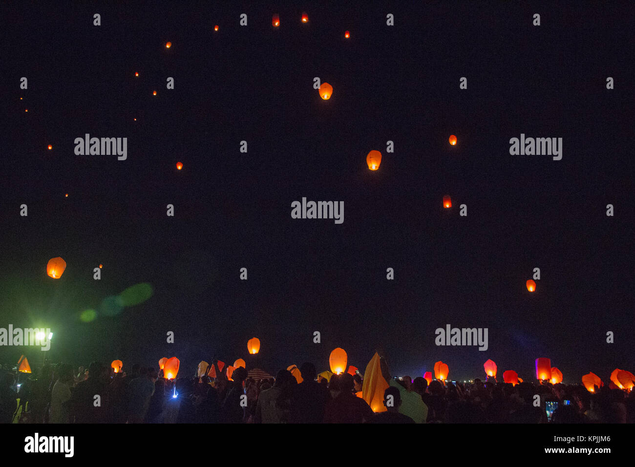 Colombo, Sri Lanka. 16 Décembre, 2017. Les résidents locaux de presse sky lanternes à Colombo, Sri Lanka. sur l'événement de lumière du ciel - Sky lantern festival. Credit : Vimukthi Embuldeniya/Alamy Live News Banque D'Images