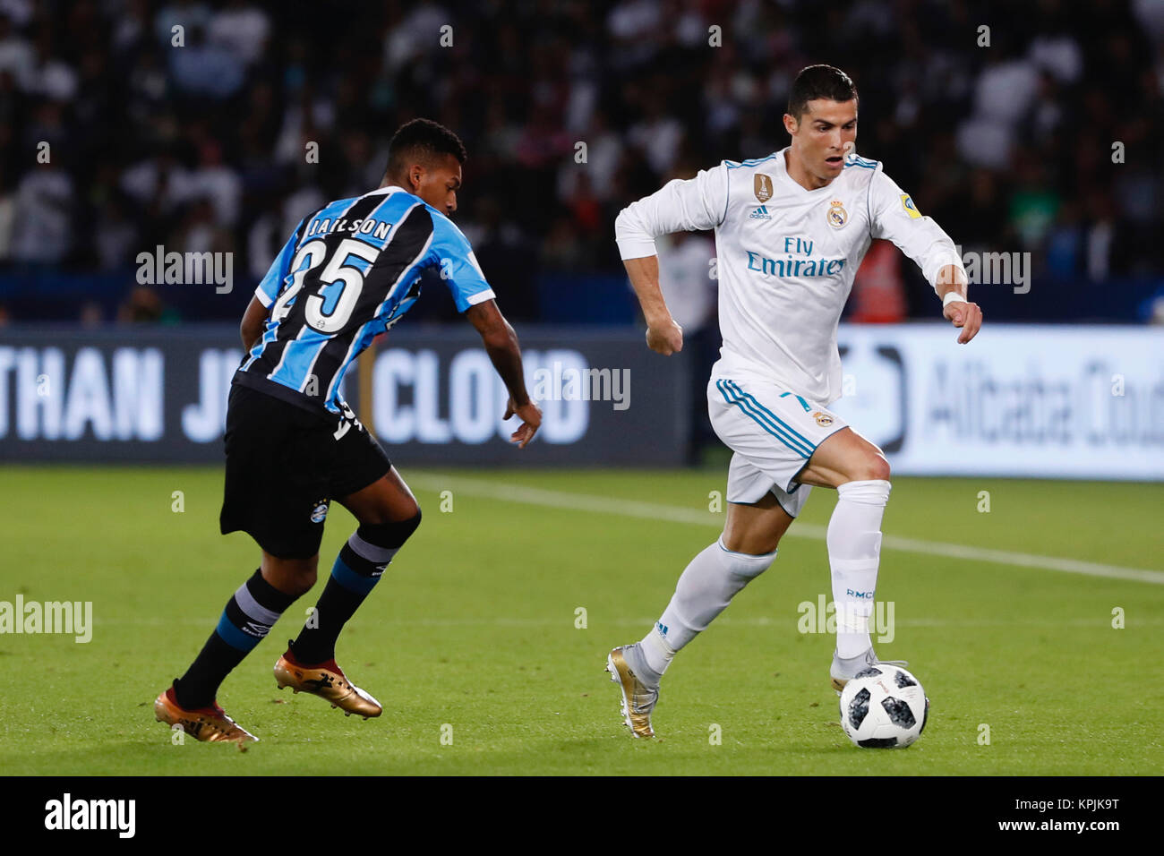 (25 Jailson) Gremio FBPA player. Cristiano Ronaldo dos Santos (7) joueur du Real Madrid. En action pendant la finale de la Coupe du monde de Club entre le Real Madrid v Gremio au Zayed Sports City Stadium à Abu Dhabi, Émirats arabes unis, le 16 décembre 2017 . Banque D'Images