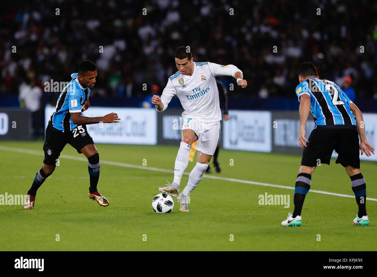 (25 Jailson) Gremio FBPA player. Cristiano Ronaldo dos Santos (7) joueur du Real Madrid. En action pendant la finale de la Coupe du monde de Club entre le Real Madrid v Gremio au Zayed Sports City Stadium à Abu Dhabi, Émirats arabes unis, le 16 décembre 2017 . Banque D'Images