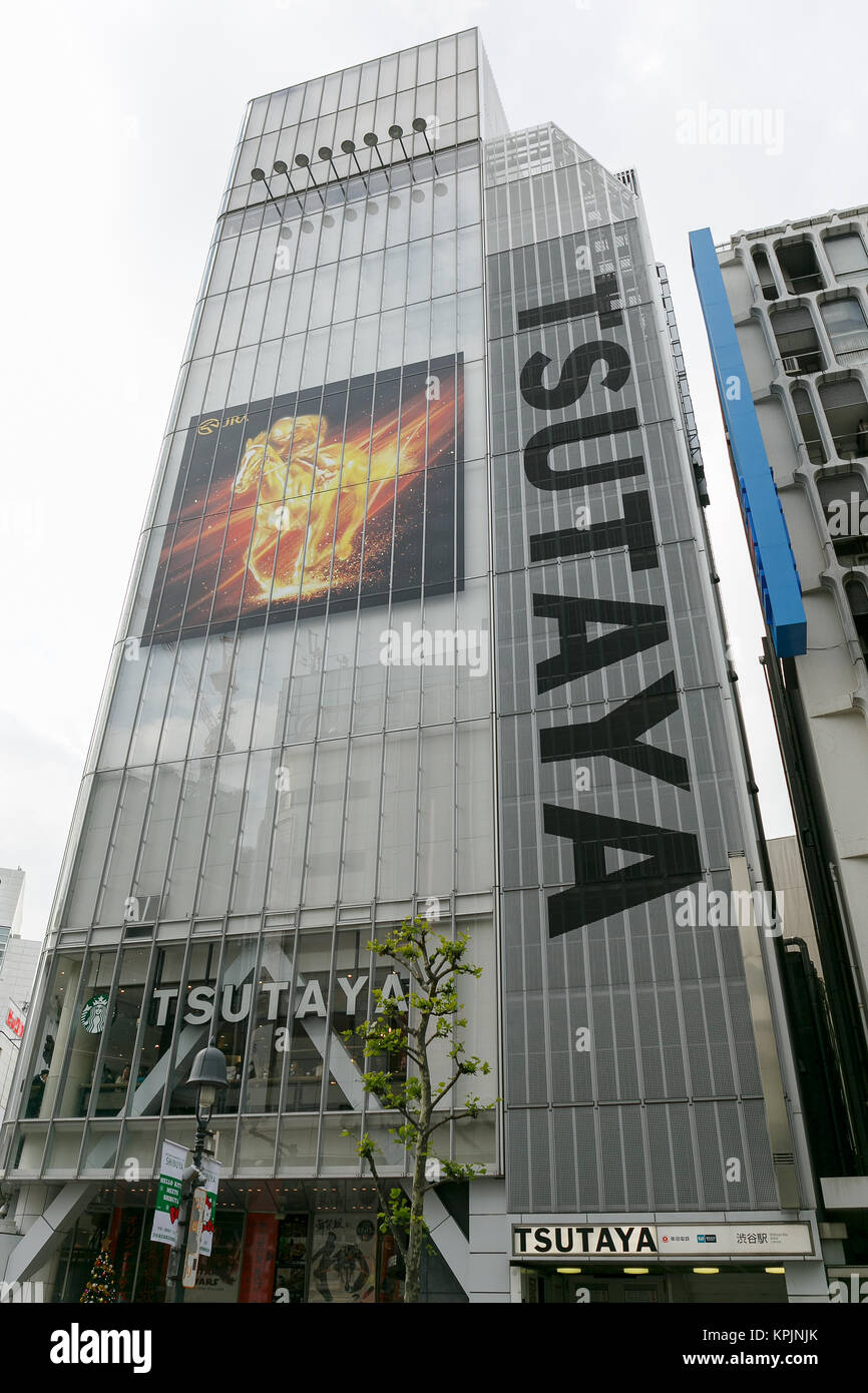 Sur l'affichage extérieur enseigne Tsutaya direction Shibuya le 15 décembre 2017, Tokyo, Japon. Tsutaya est un Japonais location de vidéo et chaîne de librairies exploité par la Culture Club Commodité Ltée Crédit : Rodrigo Reyes Marin/AFLO/Alamy Live News Banque D'Images