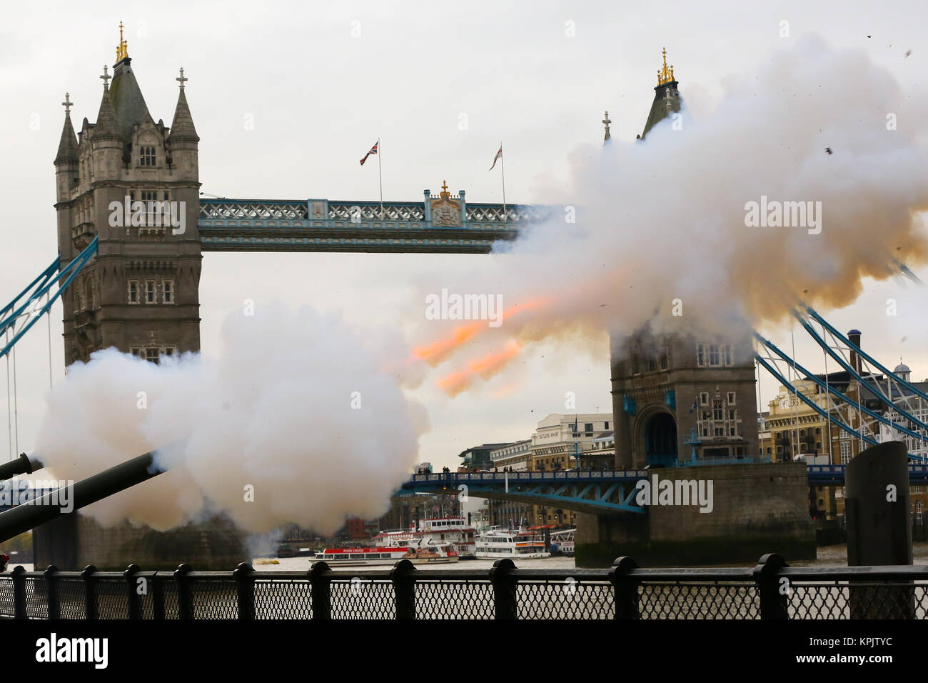 L'Honorable Artillery Company (HAC) incendies 62 salves à tour de Londres en l'honneur de Son Altesse Royale le Prince of Wales's 69e anniversaire. Doté d''atmosphère : où : London, Royaume-Uni Quand : 14 novembre 2017 Source : WENN.com Banque D'Images