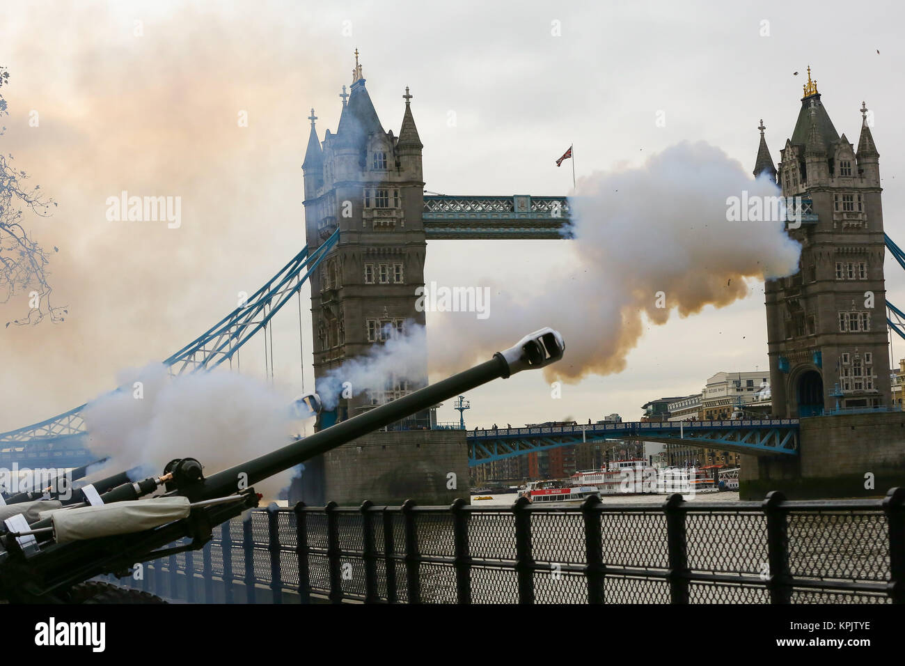 L'Honorable Artillery Company (HAC) incendies 62 salves à tour de Londres en l'honneur de Son Altesse Royale le Prince of Wales's 69e anniversaire. Doté d''atmosphère : où : London, Royaume-Uni Quand : 14 novembre 2017 Source : WENN.com Banque D'Images