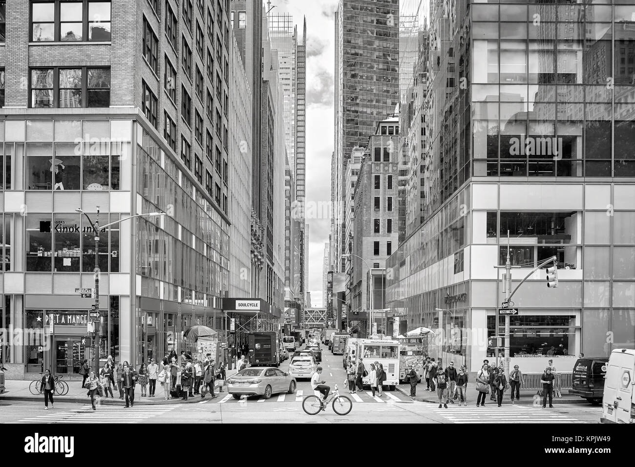 La ville de New York, USA - Le 26 mai 2017 : passage pour piétons surpeuplés à la 6e Avenue, au cours de l'après-midi l'heure de pointe. Banque D'Images