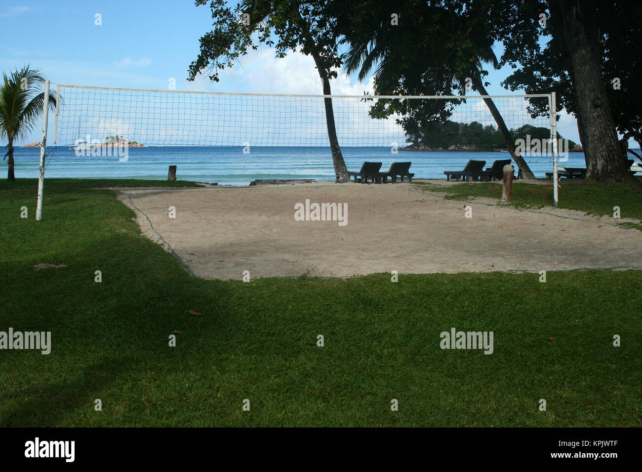 Sable de volley-ball le long de la cour pelouse Paradise Sun Hotel de la plage, l'île de Praslin, Seychelles. Banque D'Images