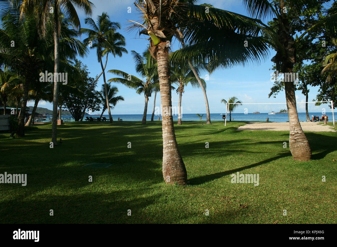 Sable de volley-ball le long de la cour pelouse Paradise Sun Hotel de la plage, l'île de Praslin, Seychelles. Banque D'Images