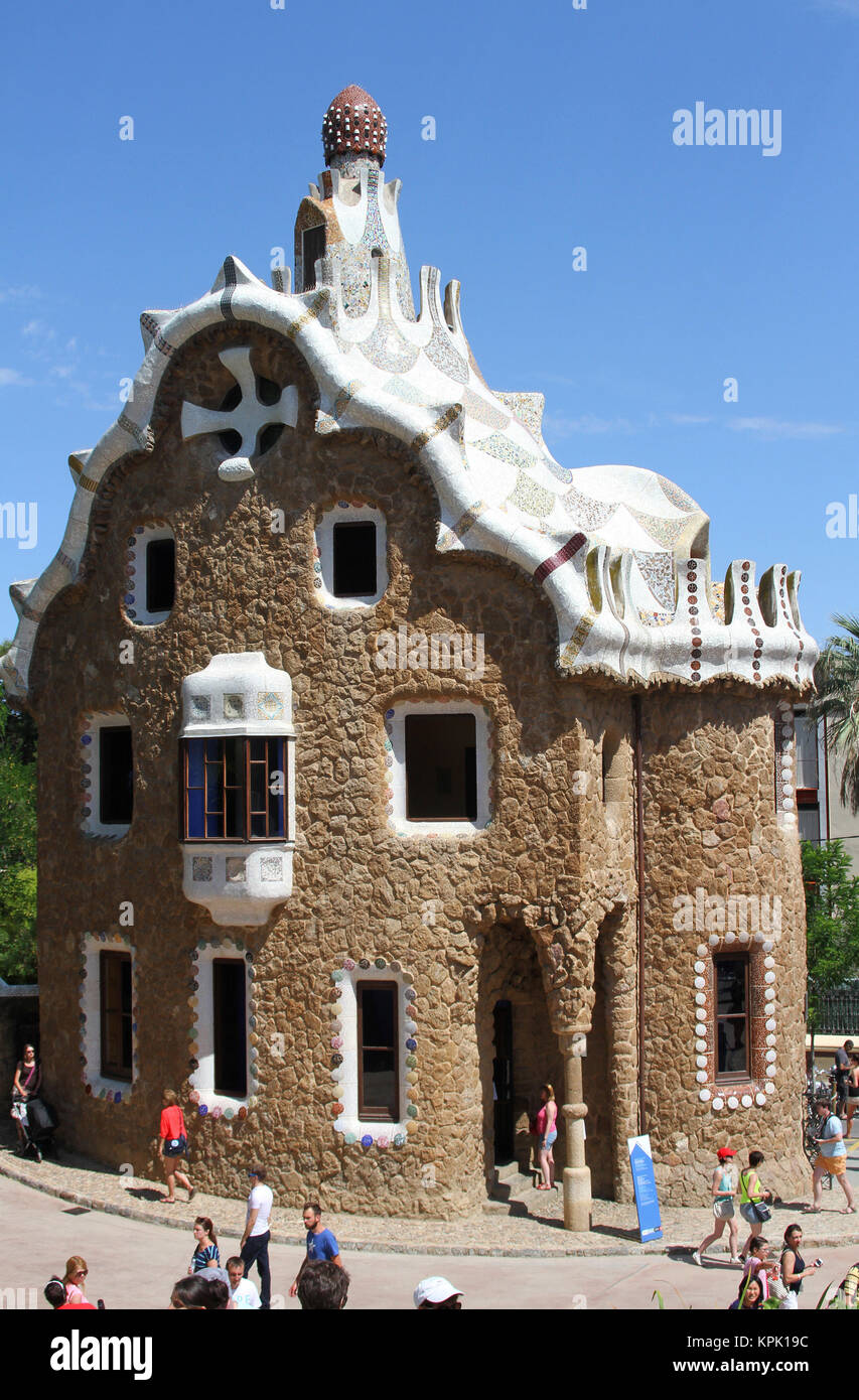 Le centre commercial Pabellón de Entrada pavillon dans le parc Guell, la colline d'El Carmel dans le quartier de Gracia de Catalogne, Barcelone, Espagne. Banque D'Images