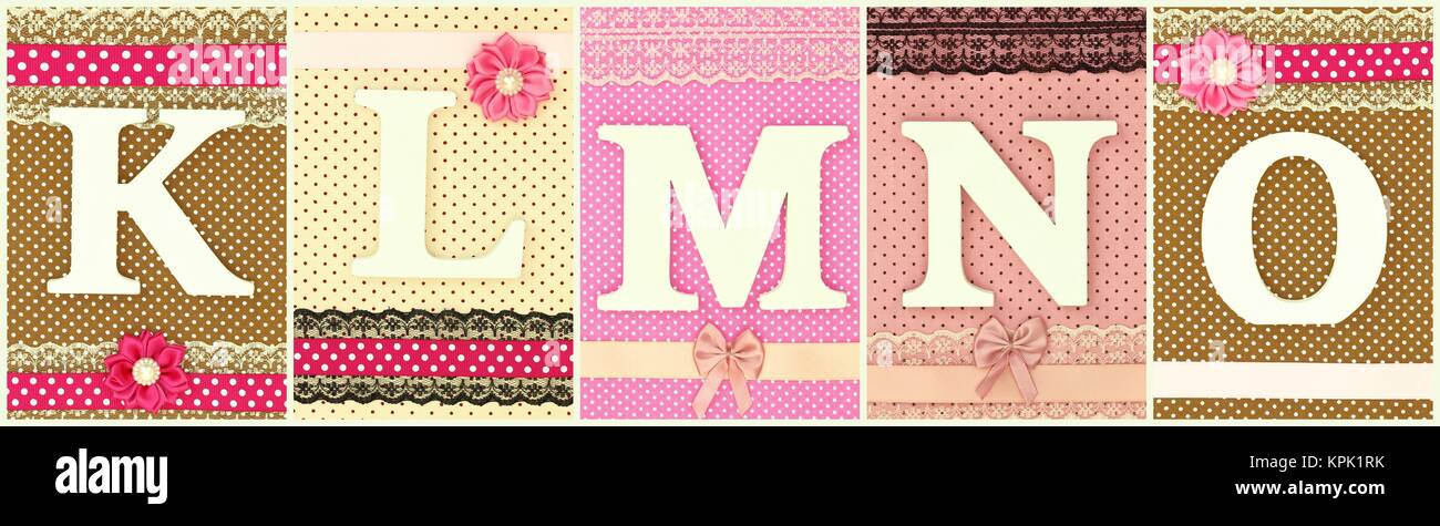 Lettres en bois K L M N O sur fond pois Banque D'Images