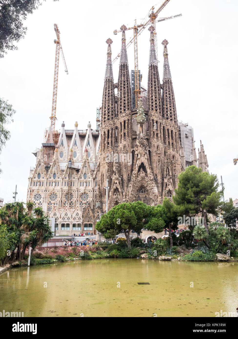 Barcelone, Espagne - 19 octobre 2015 : l'impressionnante cathédrale Sagrada Familia conçue par Gaudi est en cours de construction depuis 1882 à Barcelone, Espagne. Banque D'Images