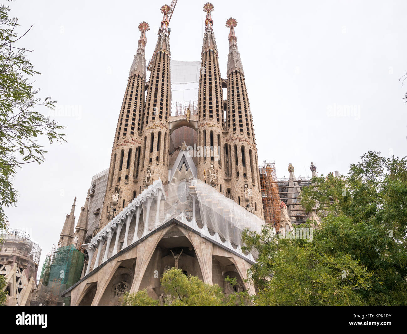Barcelone, Espagne - 19 octobre 2015 : l'impressionnante cathédrale Sagrada Familia conçue par Gaudi est en cours de construction depuis 1882 à Barcelone, Espagne. Banque D'Images