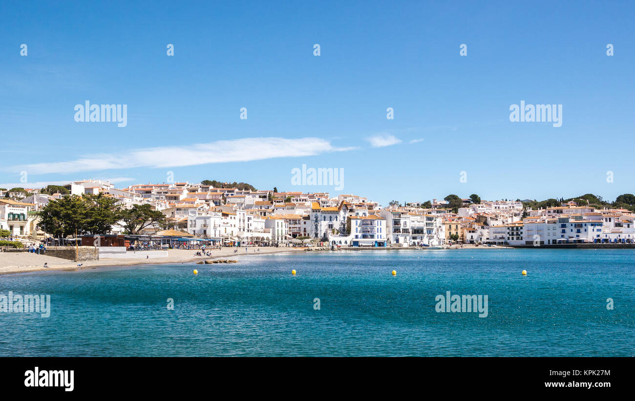 Plage et maisons en face de l'eau dans le village de Cadaqués, Espagne. Banque D'Images