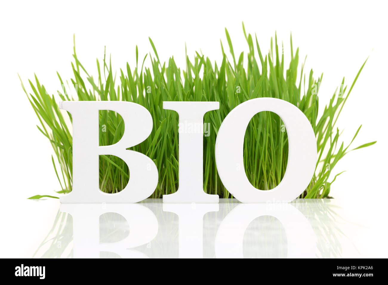 Mot 'Bio' avec l'herbe fraîche isolated on white Banque D'Images