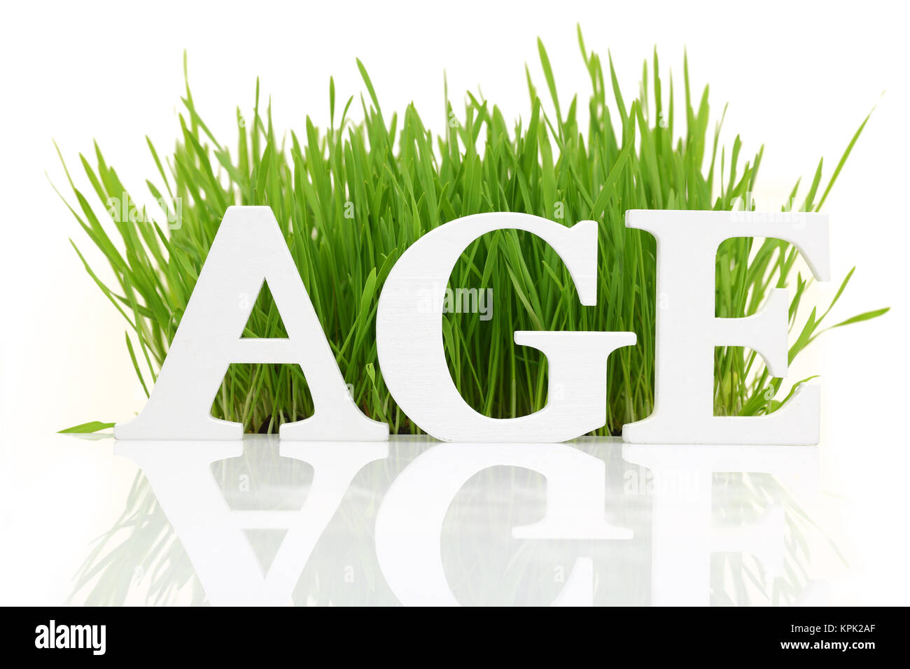 Mot "âge" avec l'herbe fraîche isolated on white Banque D'Images