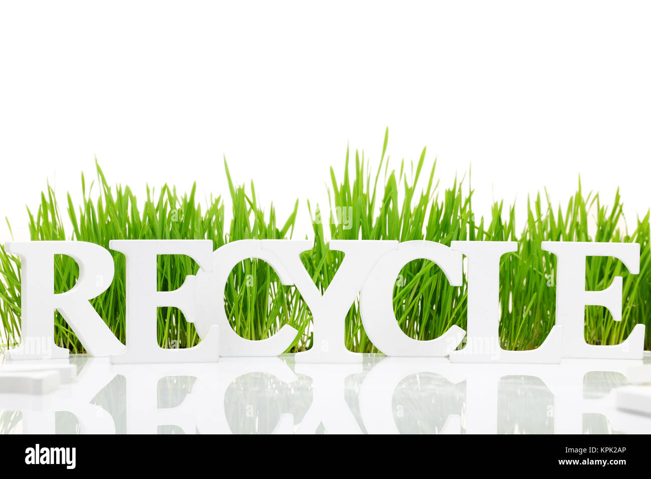 Mot "recycler" avec l'herbe fraîche isolated on white Banque D'Images