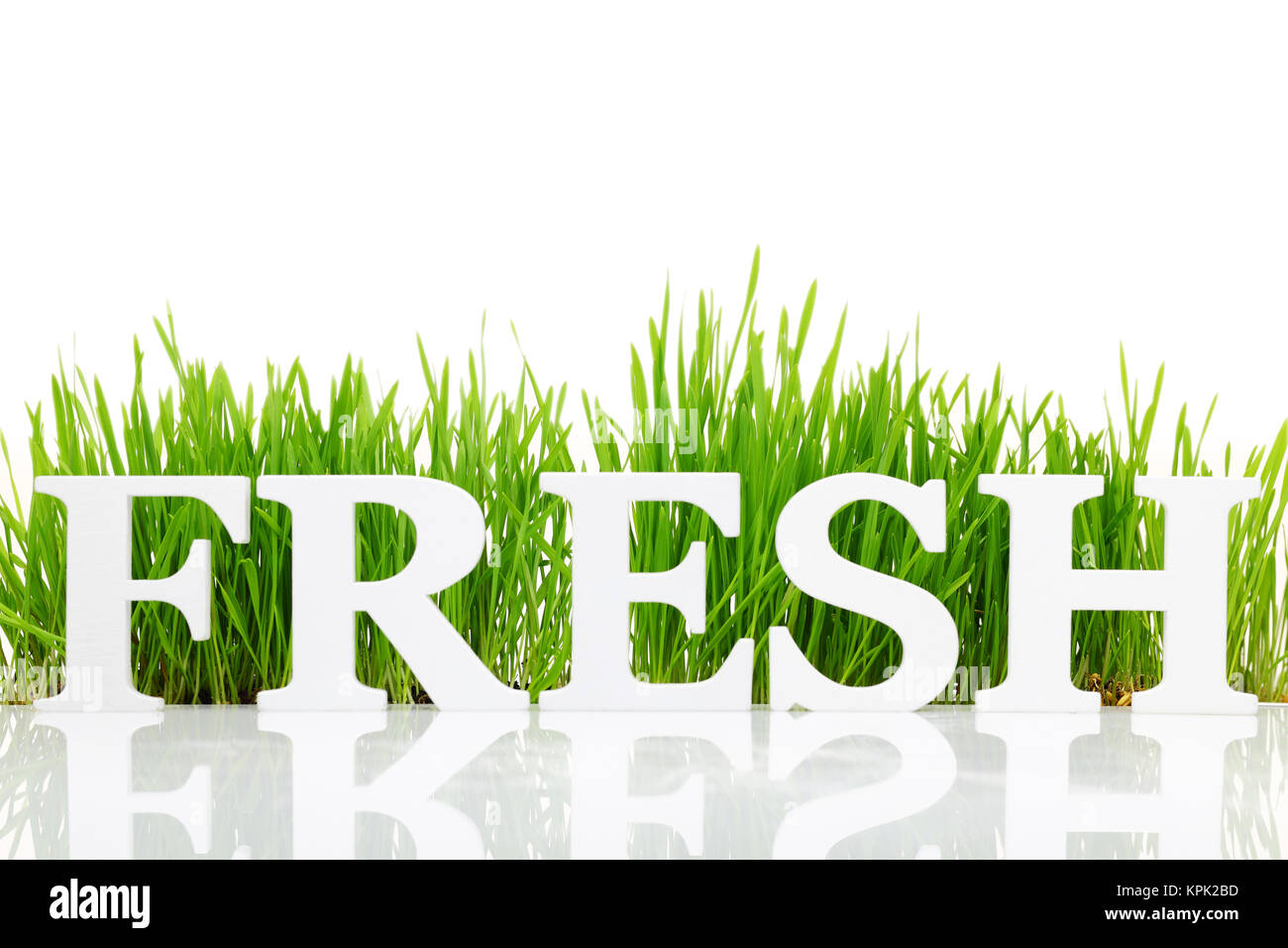 Mot 'Fresh' avec l'herbe fraîche isolated on white Banque D'Images