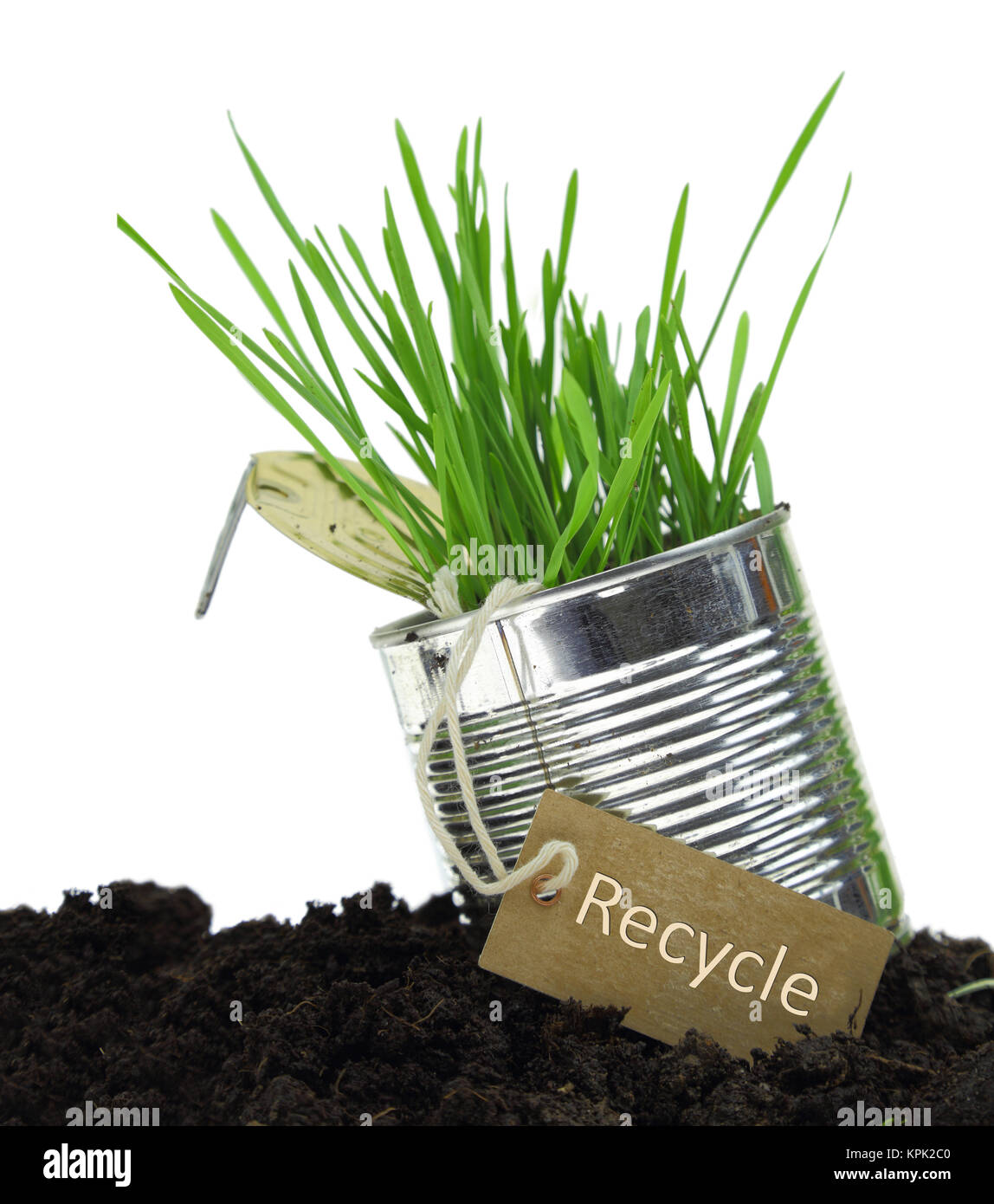 Avec le recyclage peut marquer et croissance du gazon isolated Banque D'Images
