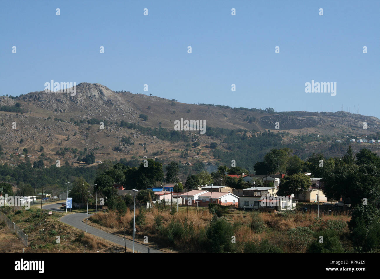 La colline au hasard, de maisons et d'arbres touffus, Royaume du Swaziland. Banque D'Images