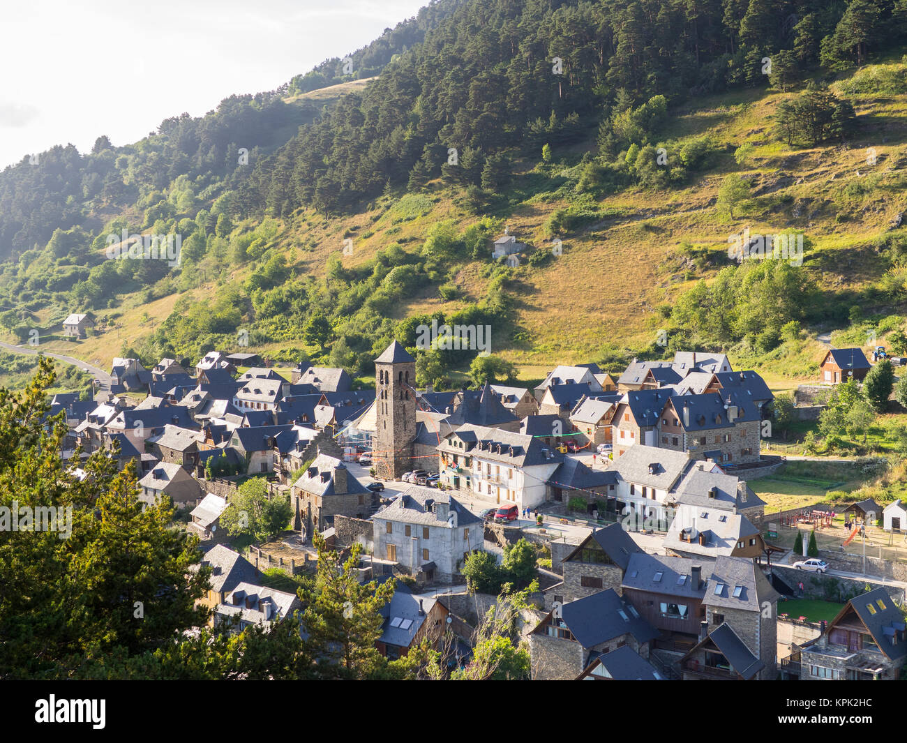 Avis de Vilamos village dans les montagnes de la vallée d'Aran Banque D'Images