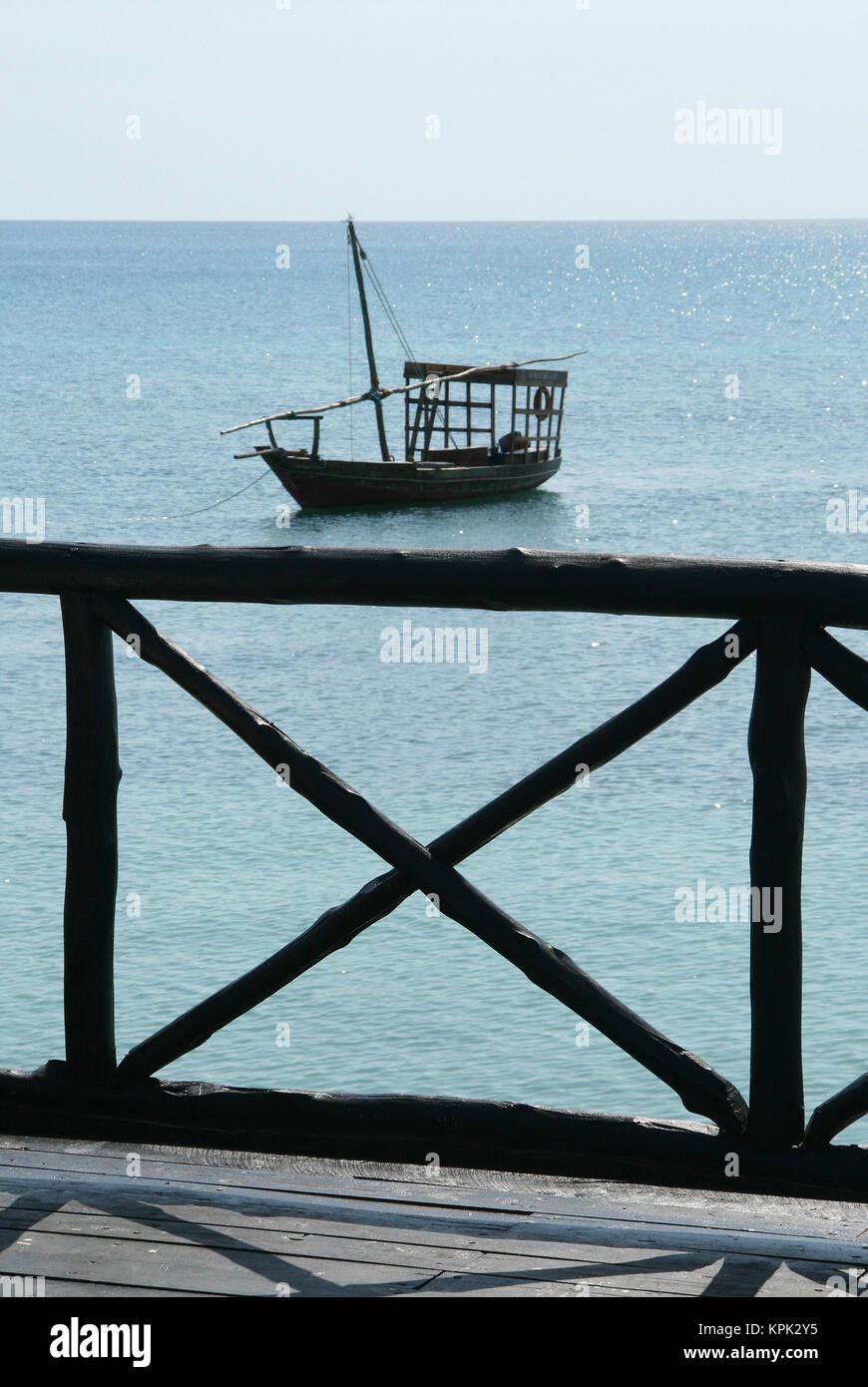 Voir l'original du Dhow Safari à partir de la jetée, hôtel Sea Cliff, Zanzibar, Tanzanie. Banque D'Images