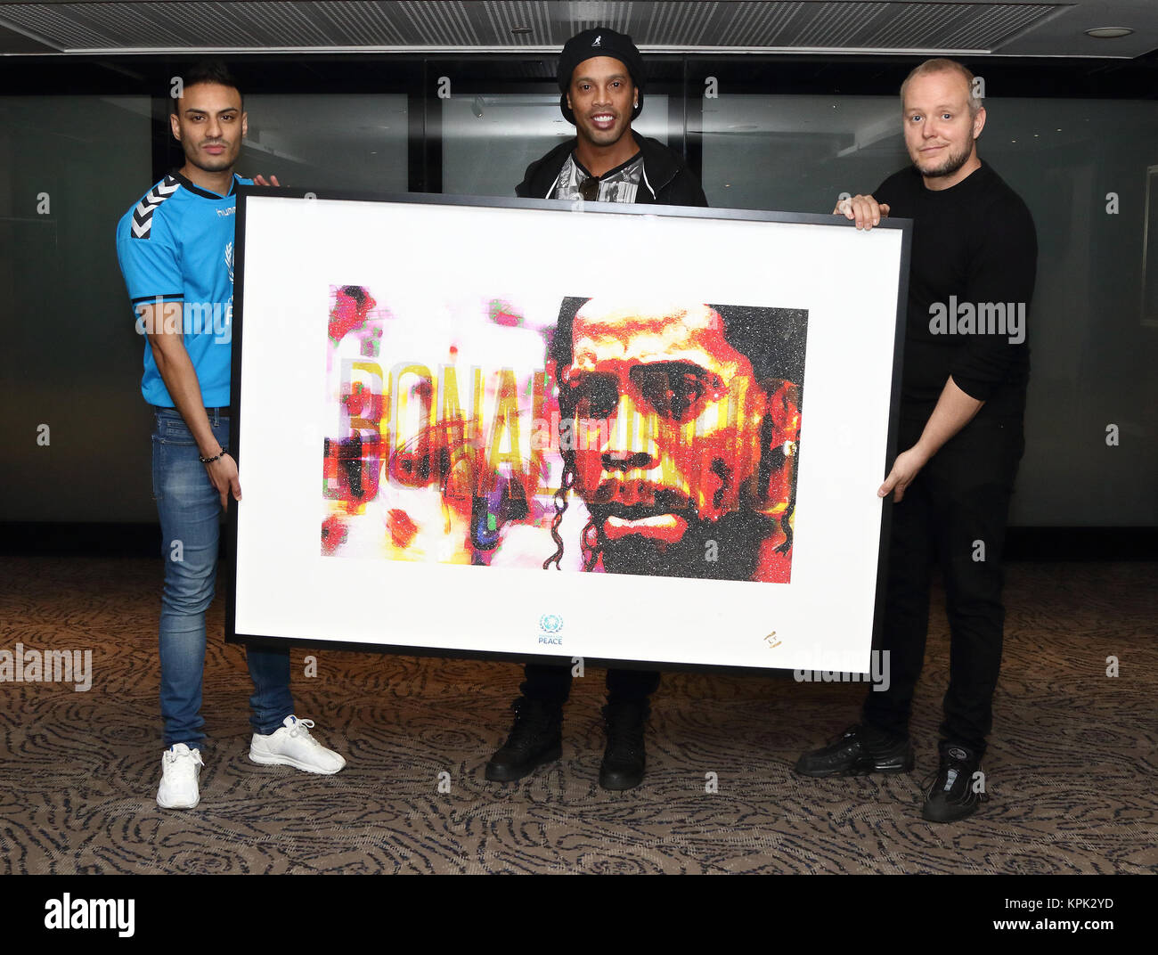 Footballeur brésilien Ronaldinho pose pour un photocall avec l'artiste qui a créé un Townley Lincoln Portrait de l'étoile sportive qui sera mis aux enchères à l'inaugural Ball le football pour la paix Vendredi 17 Novembre comprend : Ronaldinho, Lincoln où Townley : London, Royaume-Uni Quand : 14 novembre 2017 Source : WENN.com Banque D'Images