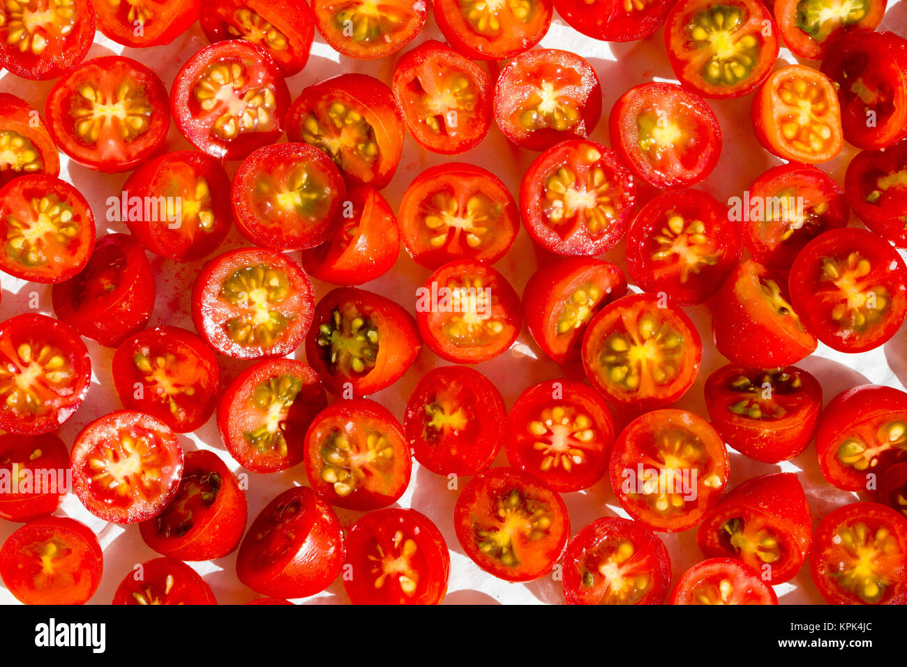 Close-up de tomates cerises coupées en moitiés Banque D'Images