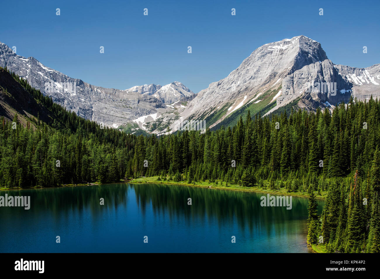 Lac alpin pittoresque entouré de montagnes et de ciel bleu, Gerbe Lake Parc provincial, Kananaskis, Alberta, Canada Banque D'Images