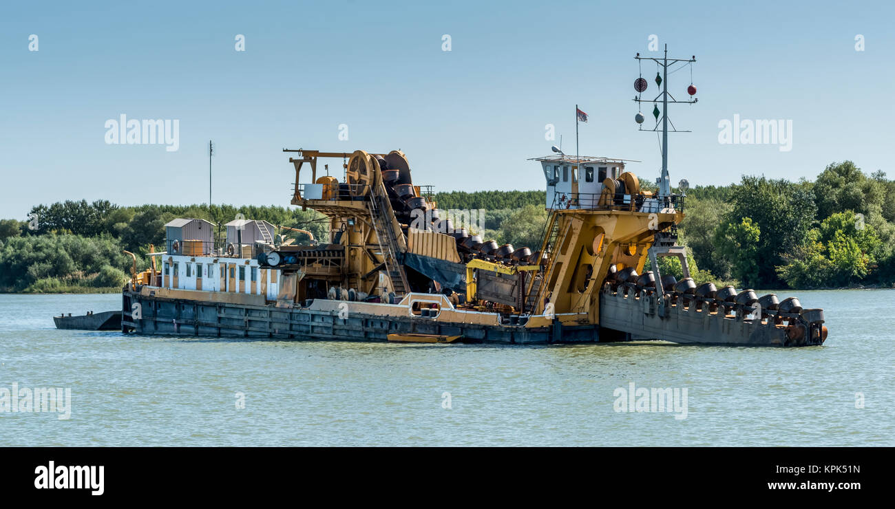 Barge industrielle sur le Danube ; Kulic, Voïvodine, Serbie Banque D'Images