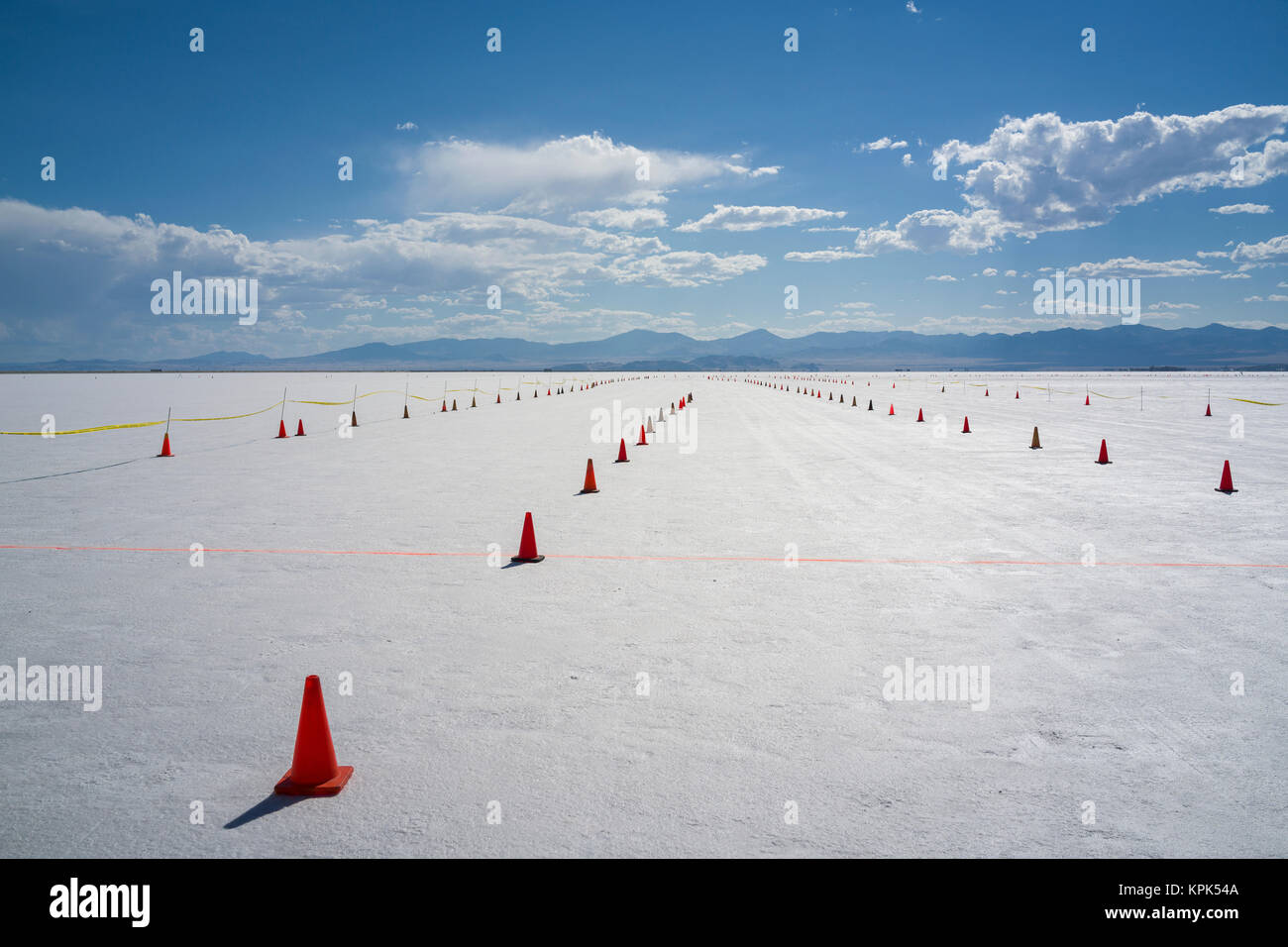 Les voies de transfert au départ sur Bonneville Salt Flats de Bonneville Speed Week 2017 ; Wendover, Utah, États-Unis d'Amérique Banque D'Images