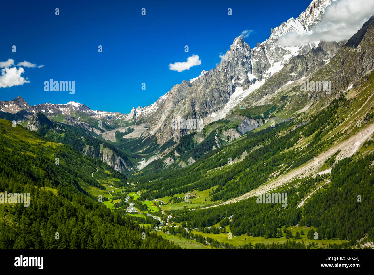 Massif du Mont Blanc avec Val Ferret Italien, Alpes ; La Vachey, vallée d'aoste, Italie Banque D'Images