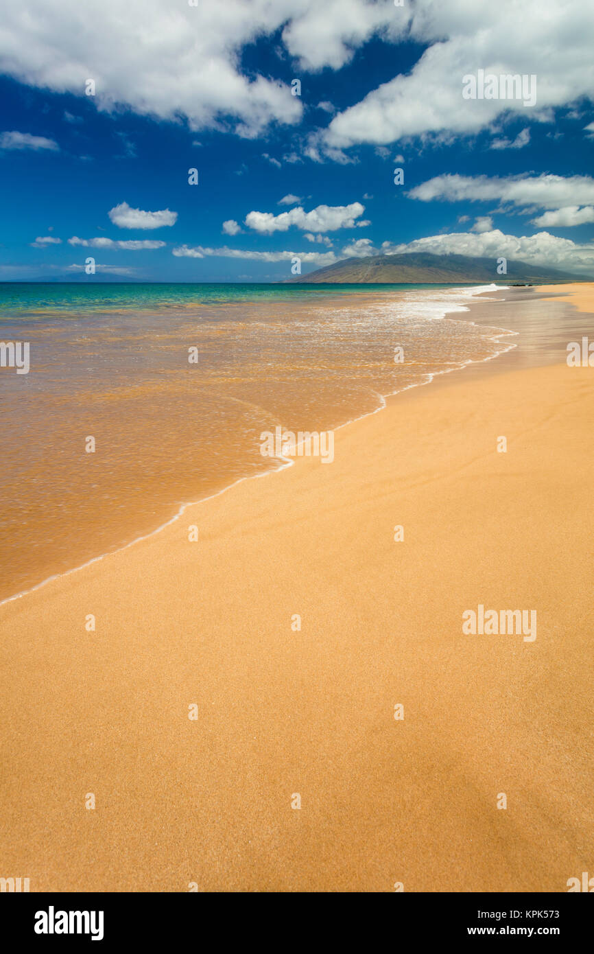 L'eau de mer turquoise et le sable doré sur la plage de Keawakapu, Wailea, Maui, Hawaii, United States of America Banque D'Images L'eau de mer turquoise et le sable doré sur la plage de Keawakapu, Wailea, Maui, Hawaii, United States of America Banque D'Images