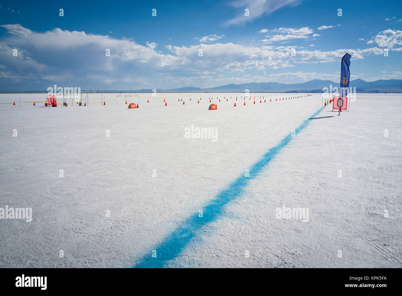 Les voies de transfert au départ sur Bonneville Salt Flats de Bonneville Speed Week 2017 ; Wendover, Utah, États-Unis d'Amérique Banque D'Images