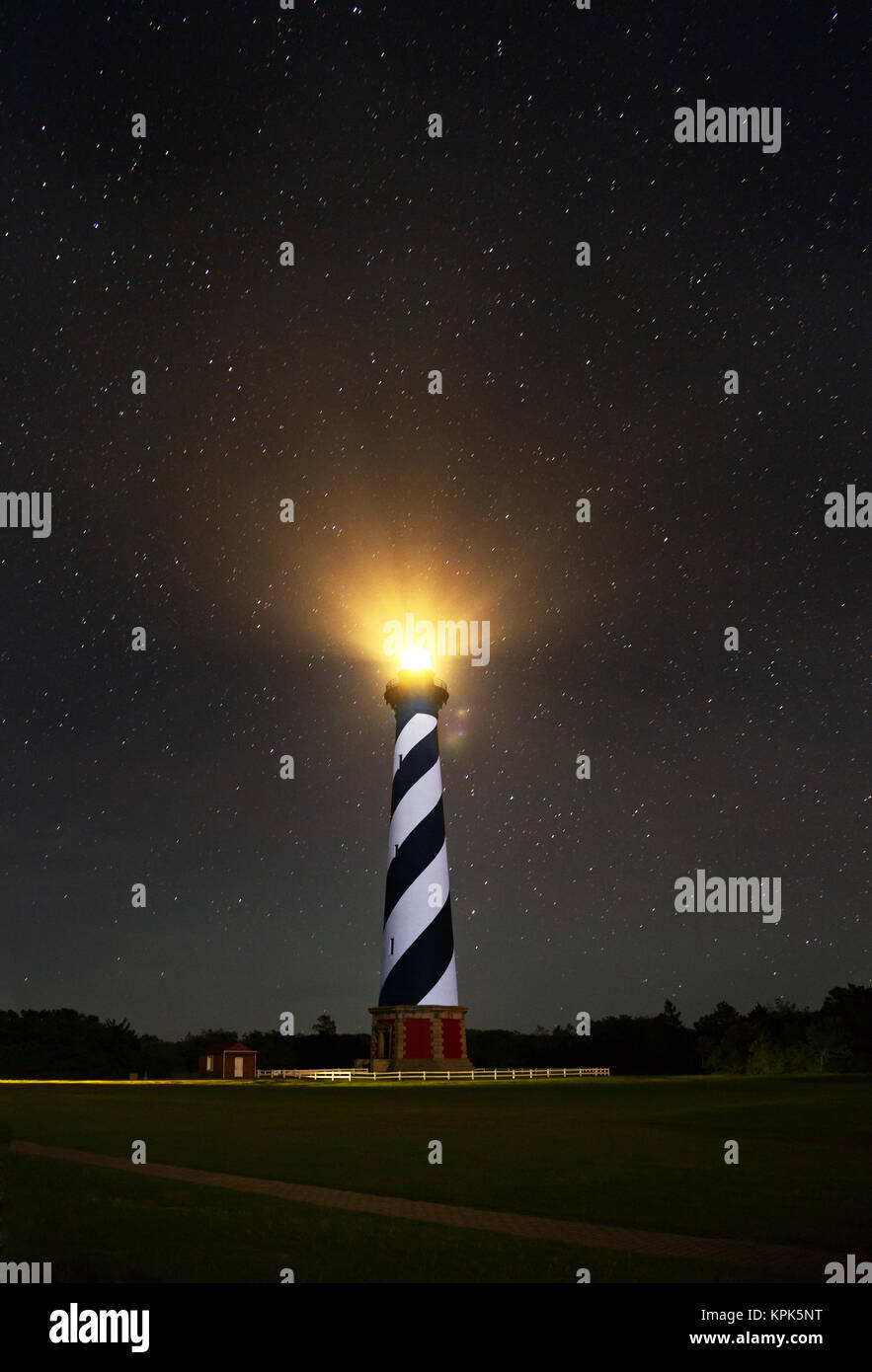 NC01109-00...CAROLINE DU NORD - la nuit au Cap Hatteras phare sur les bancs extérieurs en Cape Hatteras National Seashore. Banque D'Images