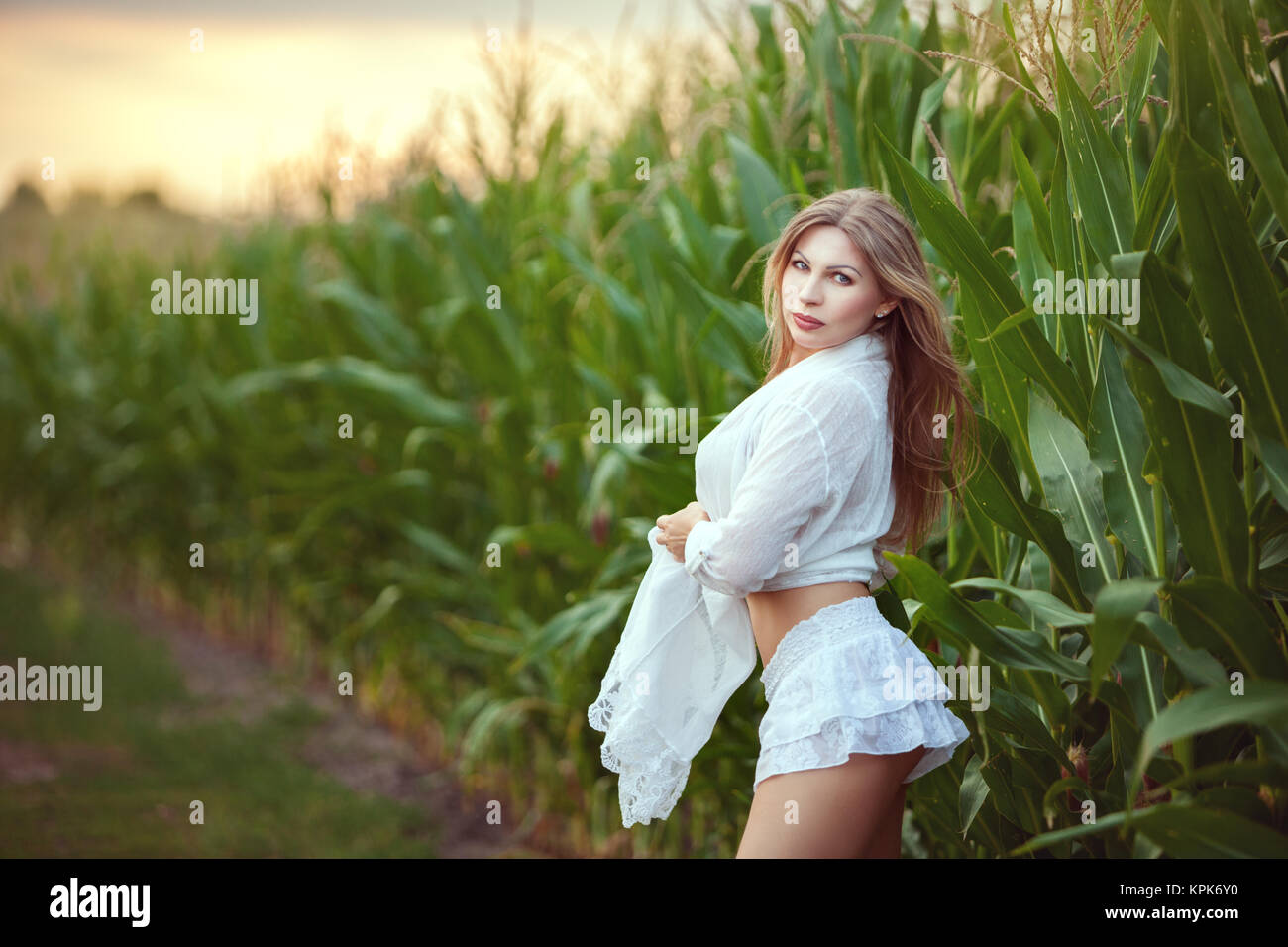 Femme qui se retourne