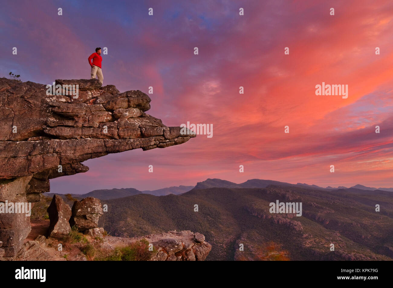 Femme aventureux debout sur une haute falaise, rocher au haut des balcons, Reed Lookout dans le le Parc National des Grampians (Victoria), Gariwerd Banque D'Images