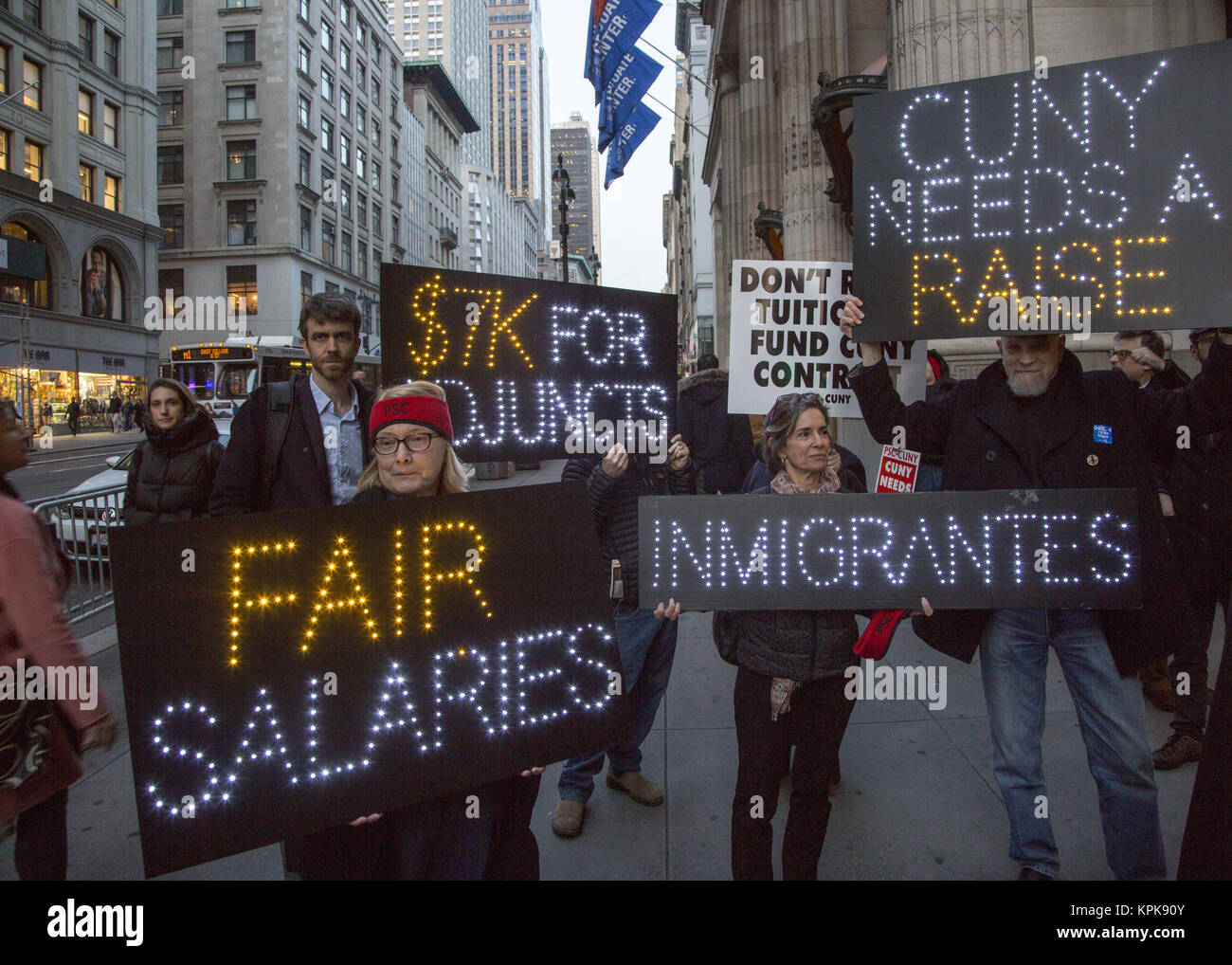 Professeurs de collège et d'autres partisans manifestent devant le Centre d'études supérieures sur la 5e Avenue à CUNY (City University of New York) employés à recevoir une augmentation de un nouveau contrat. La ville de New York. Banque D'Images