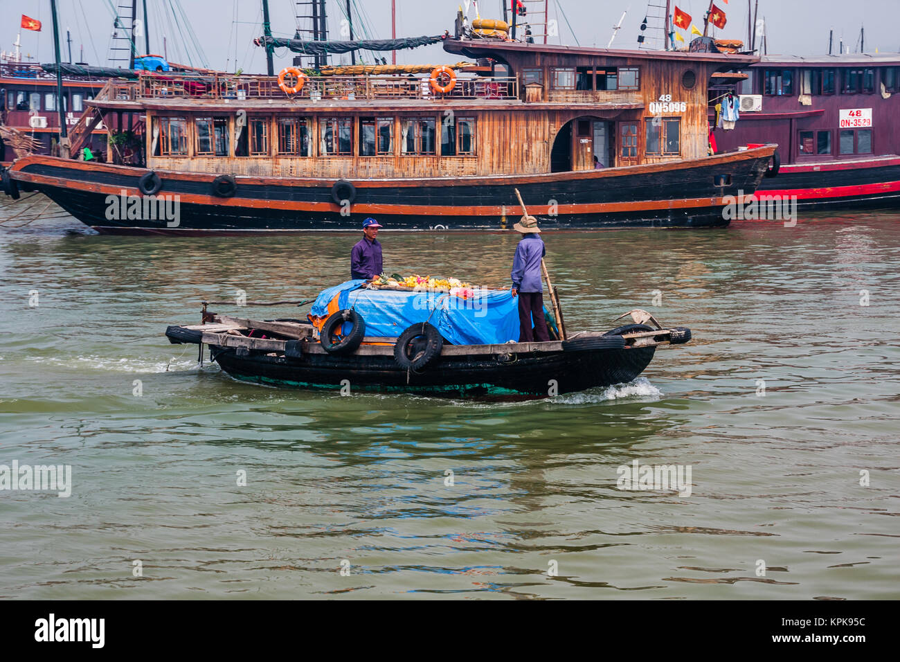 Un marché de l'eau bateau dans la baie d'Ha Long, Ha Long, Vietnam Banque D'Images