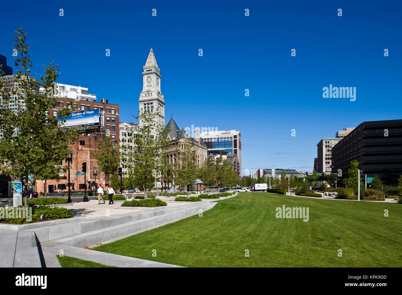 États-unis, Massachusetts, Boston. Atlantic Avenue Greenway et Customs House. Banque D'Images