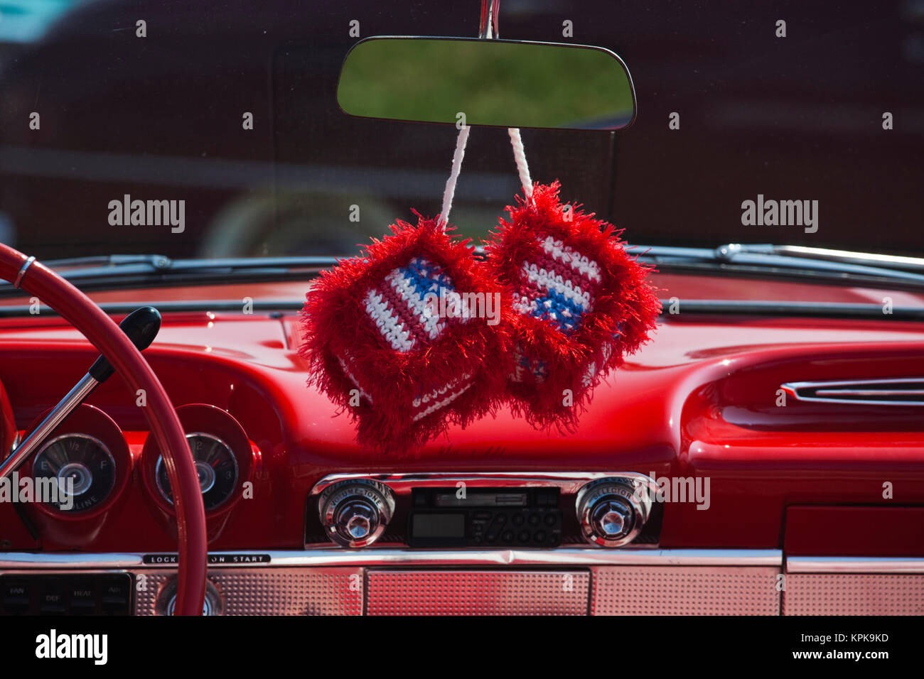 USA, Massachusetts, Gloucester. Fuzzy dice avec drapeau américain dans les années 1950, décapotable, antique car show. Banque D'Images