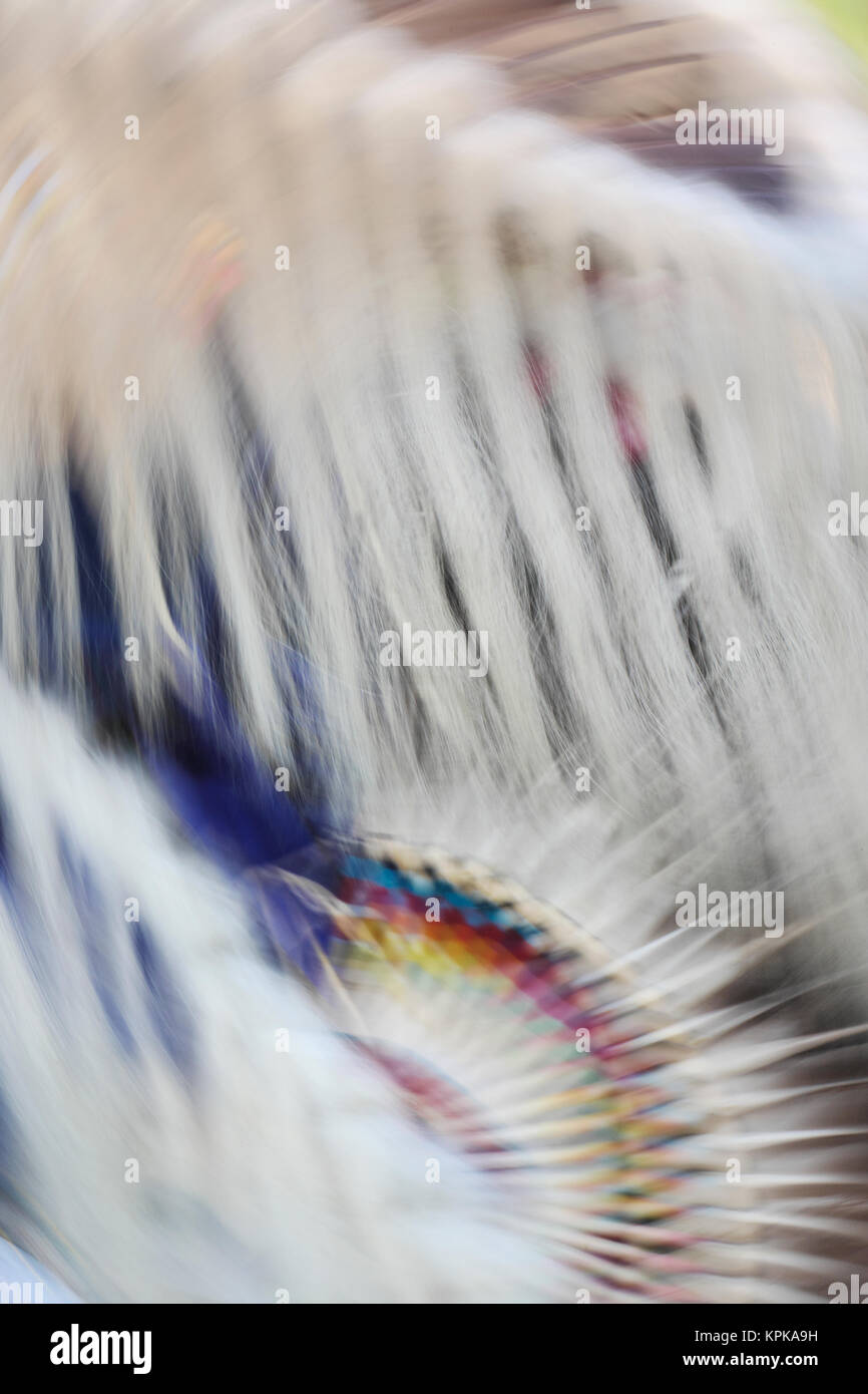 Abstract motion view of habillés de couleurs vives Native American Indian Dance, Montana. Banque D'Images