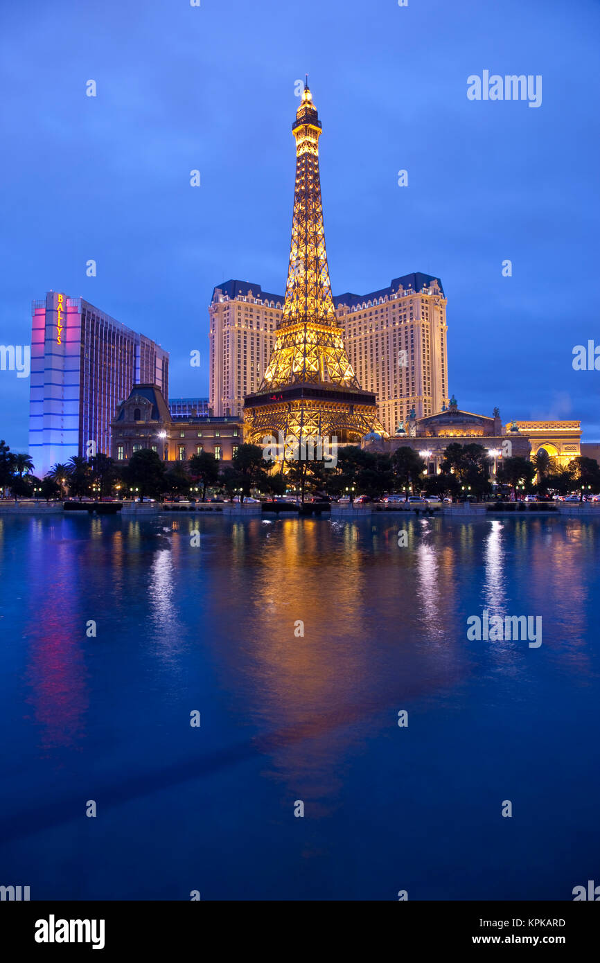 USA, Nevada, Las Vegas. Paris Las Vegas et le Bally's, le Strip, soir. Banque D'Images