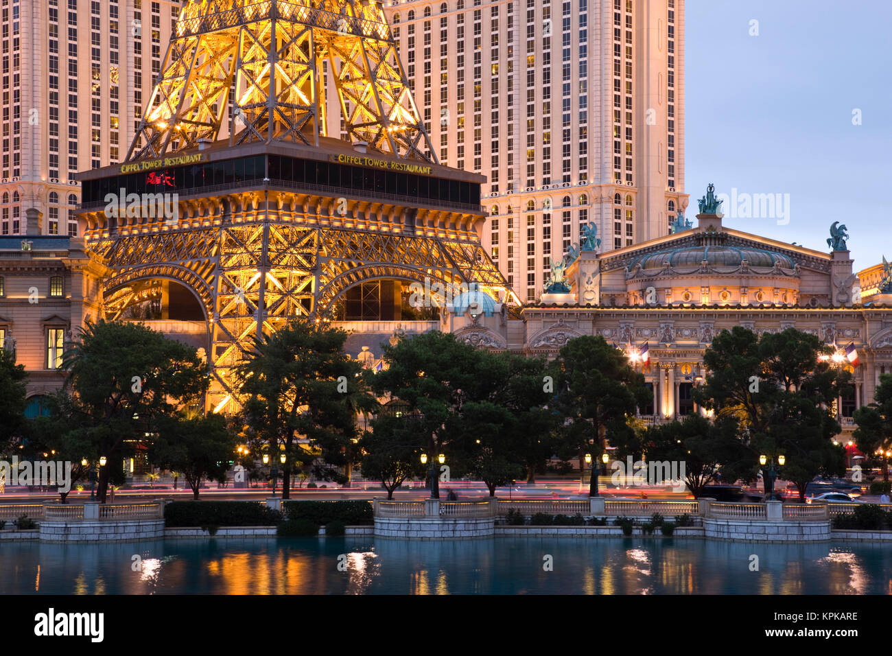 USA, Nevada, Las Vegas. Paris Las Vegas Hotel and Casino le long de la bande, le soir. Banque D'Images
