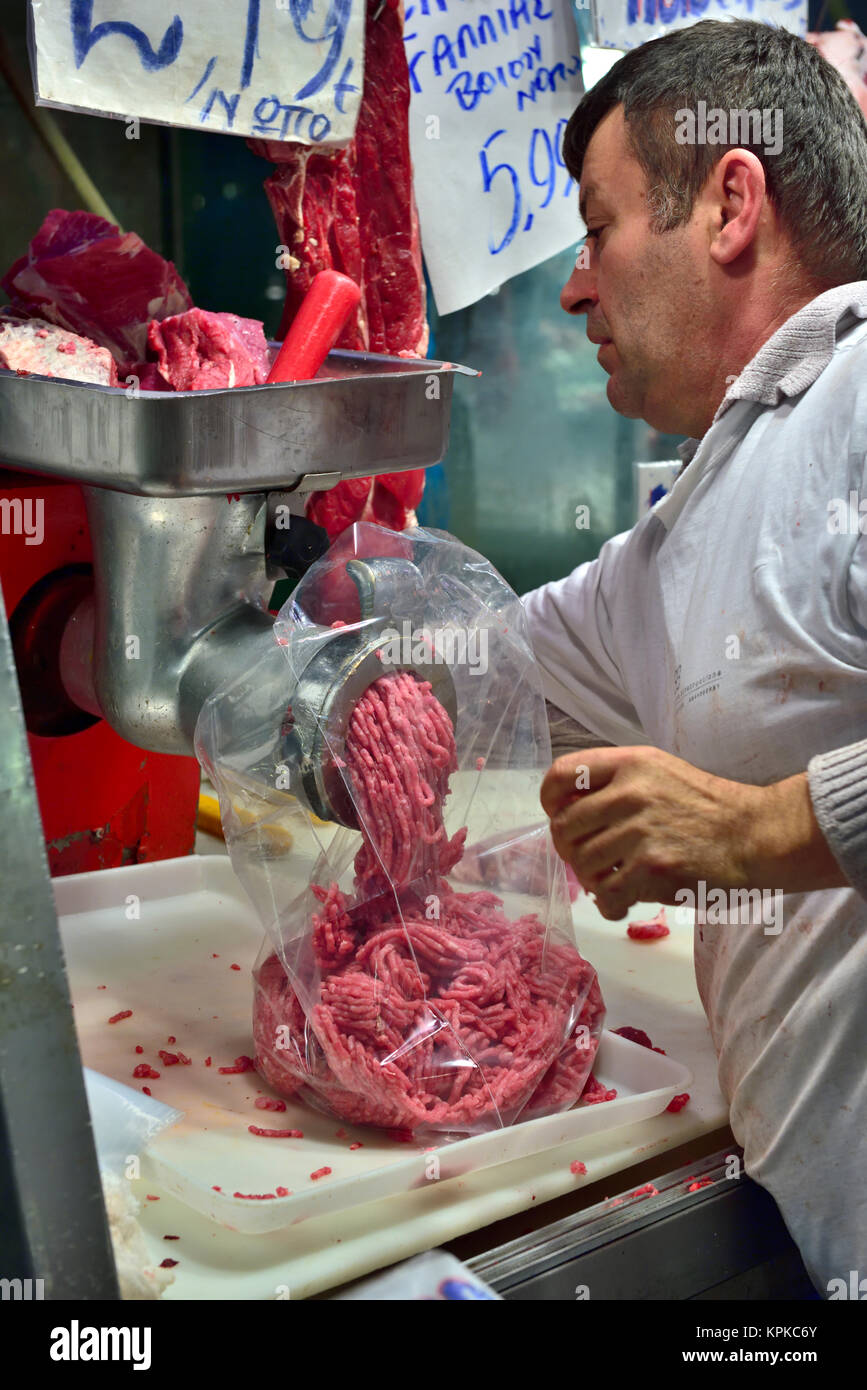 Mettre la viande fraîche de boucherie par Mincer pour produire le boeuf haché à Athènes, Grèce centrale du marché de la viande Banque D'Images