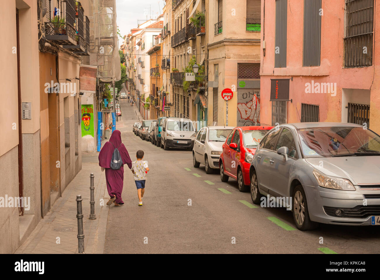 Wonam musulmanes portant un enfant marche avec abaya street à Madrid, Espagne Banque D'Images