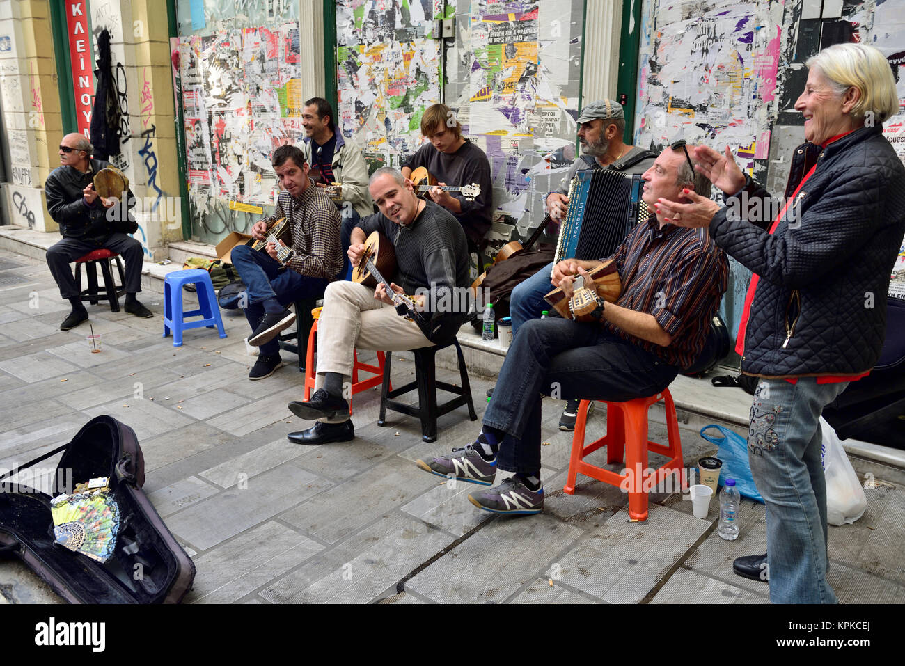 Groupe d'amuseurs de musiciens jouant des instruments traditionnels le long de la chaussée dans le centre d'Athènes, Grèce Banque D'Images