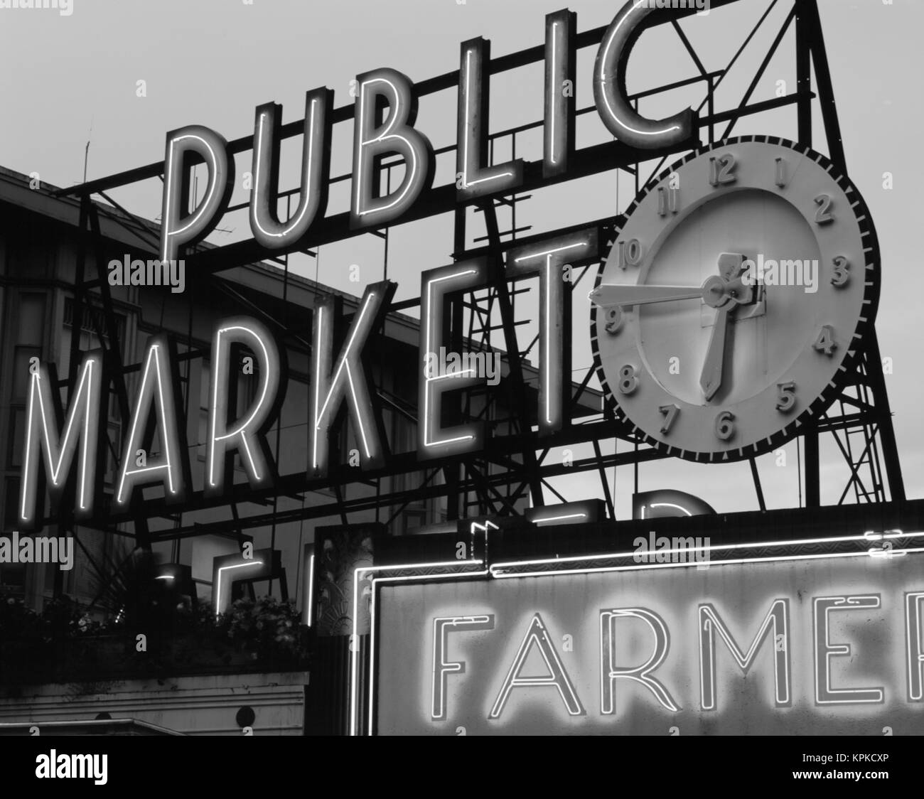 USA, l'État de Washington, Seattle, vue du marché public en néon et Pike Place Market (grand format formats disponibles) Banque D'Images