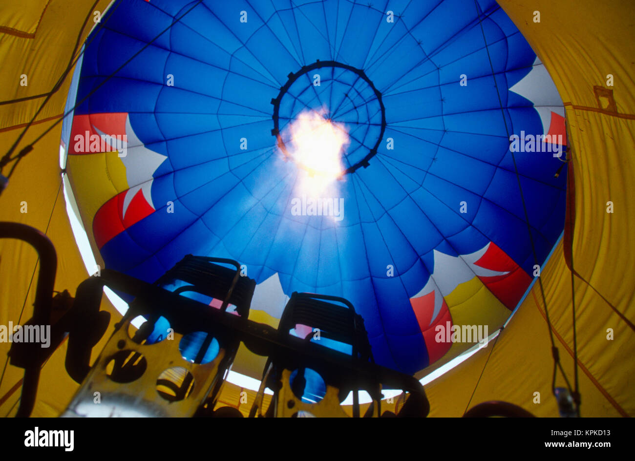 Un brûleur se gonfle l'enveloppe d'un ballon à air chaud Banque D'Images